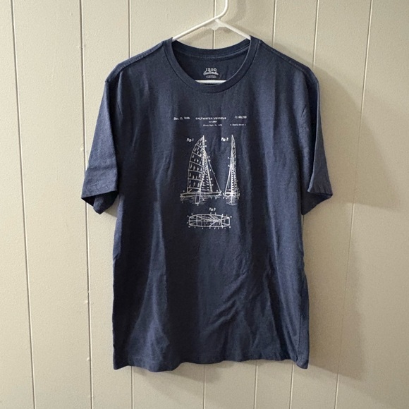 Izod Men’s Medium Blue Short Sleeve Tee with Graphic Design boats architecture - Picture 1 of 8